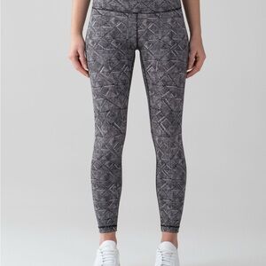 Lululemon Athletica Black and White Wunder Under Leggings athlesure activewear